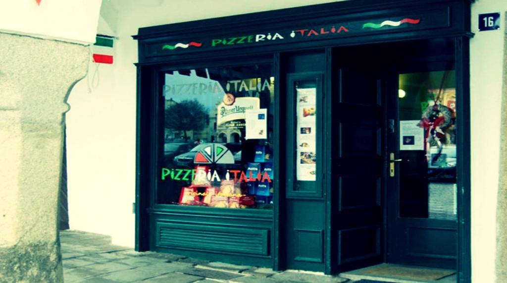 Penzion Pizzeria เตลช์ ภายนอก รูปภาพ